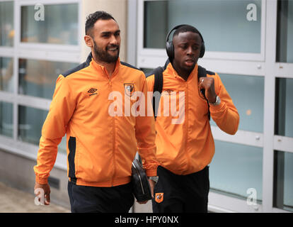 Hull City Ahmed Elmohamady (links) und Adama Diomande vor der Premier League match bei KCOM Stadion, Rumpf. Stockfoto