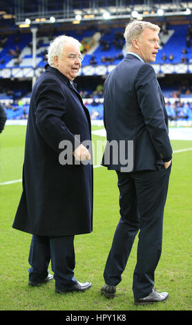 Everton-Chairman Bill Kenwright (links) und Sunderland Manager David Moyes vor der Premier League Spiel im Goodison Park, Liverpool. Stockfoto