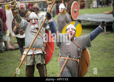 An ein Scheingefecht teilnehmen während das JORVIK Viking Festival in York, einer einwöchigen Feier des letzten Wikinger-König in der Stadt, Eric Bloodaxe Viking-Re-enactment. Stockfoto