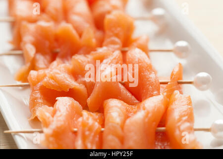 Geräucherter Lachs auf cocktail-Tipps mit einer Perle als festliche snack Stockfoto