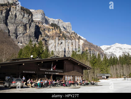 Chalet du Cirque du Fer A Cheval Bar Restaurant in Reserve Naturelle de Sixt Fer A Cheval in den französischen Alpen. Samoens, Haute Savoie Rhone-Alpes, Frankreich, Stockfoto