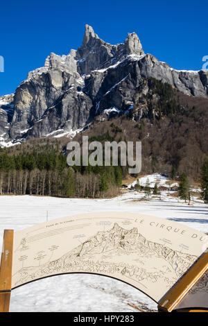 Informationstafel unten Corne du Chamois auf Massif du Tenneverge im Cirque du Fer ein Cheval in den französischen Alpen. Sixt Samoens Haute Savoie Rhone-Alpes Frankreich Stockfoto