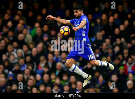 Chelseas Diego Costa steuert den Ball in der Luft während der Premier-League-Spiel an der Stamford Bridge, London. Stockfoto