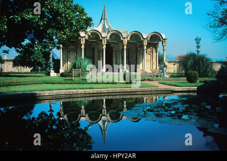 Barock-Garten-Pavillon oder Kiosk auf dem Gelände des Beylerbey oder Beylerbeyi-Palast am asiatischen Ufer des Bosporus oder Bosporus Istanbul Türkei Stockfoto