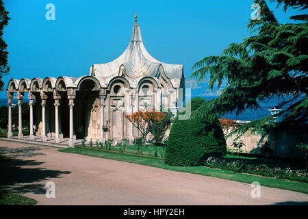 Barock-Garten-Pavillon oder Kiosk auf dem Gelände des Beylerbey oder Beylerbeyi-Palast am asiatischen Ufer des Bosporus oder Bosporus Istanbul Türkei Stockfoto