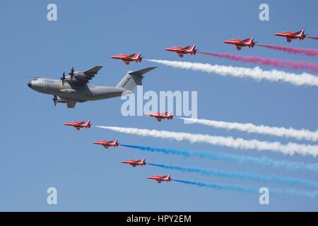 Airbus A400M Atlas im Formationsflug mit der Red Arrows Stockfoto