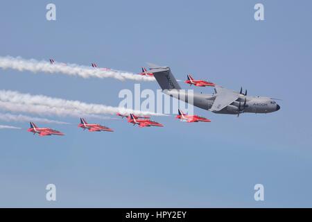 Airbus A400M Atlas im Formationsflug mit der Red Arrows Stockfoto