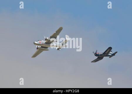 North American B-25J Mitchell mit einer F4U-4 Corsair fliegen Stockfoto