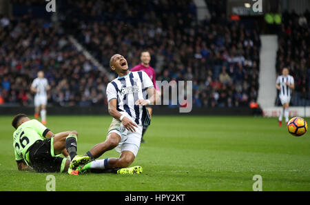 West Bromwich Albion Jose Salomon Rondon (rechts) geht unter, ein Tackling von AFC Bournemouth Tyrone Mings in den Strafraum, aber keine Strafe von Schiedsrichter Mark Clattenburg während der Premier League match bei The Hawthorns, West Bromwich vergeben wird. Stockfoto