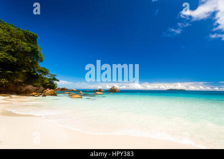 Schöne Aussicht auf Anze Lazio Strand in Praslin, Seychellen Stockfoto