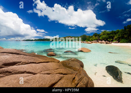 Schöne Aussicht auf Anze Lazio Strand in Praslin, Seychellen Stockfoto