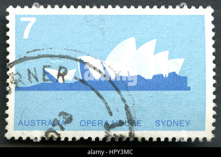 Australien - CIRCA 1973: Eine gebrauchte Briefmarke aus Australien, Darstellung zur Veranschaulichung des Sydney Opera House in Australien, ca. 1973. Stockfoto