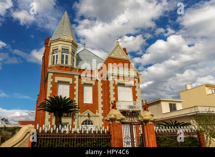 Typisches Haus der Europäischen Gotik in der Nähe des Sourada in der Stadt Mytilini, Insel Lesbos, Ägäis, Griechenland. Stockfoto