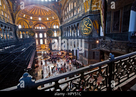 Istanbul, Türkei - April 2013: Innenraum der Hagia Sofia Moschee in Istanbul, Türkei. Stockfoto