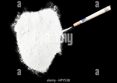 Ein Pulver-Drogen wie Kokain in Form von Sierra Leone mit einem gerollten Geldschein. (Serie) Stockfoto