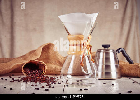 Brewign dritte Welle Kaffee mit Chemex Glas und Tropf Wasserkocher für den reinen Geschmack in gutem Design auf Holztisch Stockfoto