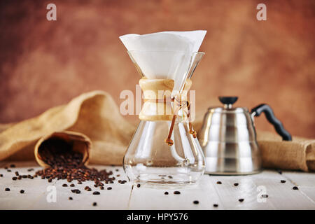 Brewign dritte Welle Kaffee mit Chemex Glas und Tropf Wasserkocher für den reinen Geschmack in gutem Design auf Holztisch Stockfoto