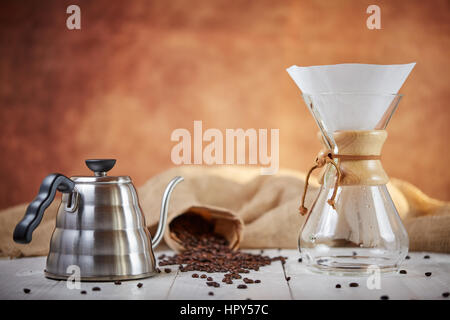 Brewign dritte Welle Kaffee mit Chemex Glas und Tropf Wasserkocher für den reinen Geschmack in gutem Design auf Holztisch Stockfoto