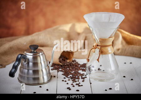 Brewign dritte Welle Kaffee mit Chemex Glas und Tropf Wasserkocher für den reinen Geschmack in gutem Design auf Holztisch Stockfoto