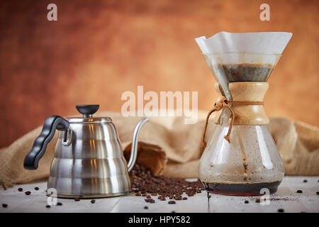 Brewign dritte Welle Kaffee mit Chemex Glas und Tropf Wasserkocher für den reinen Geschmack in gutem Design auf Holztisch Stockfoto