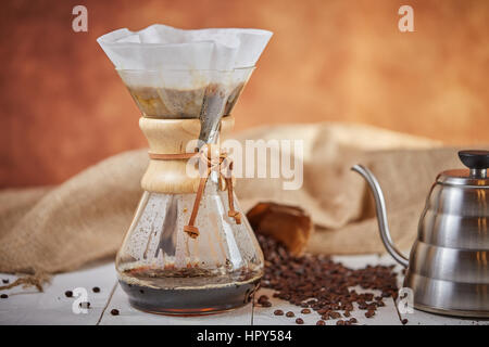 Brewign dritte Welle Kaffee mit Chemex Glas und Tropf Wasserkocher für den reinen Geschmack in gutem Design auf Holztisch Stockfoto