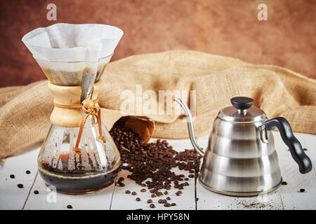 Brewign dritte Welle Kaffee mit Chemex Glas und Tropf Wasserkocher für den reinen Geschmack in gutem Design auf Holztisch Stockfoto