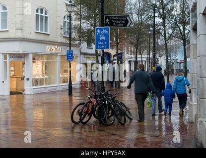 Blick auf Marktplatz in nassem Wetter, Rugby, Warwickshire, England, UK Stockfoto