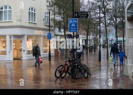 Blick auf Marktplatz in nassem Wetter, Rugby, Warwickshire, England, UK Stockfoto