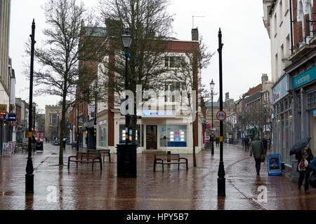 Blick vom Marktplatz in Richtung High Street und Sheep Street in nassem Wetter, Rugby, Warwickshire, England, UK Stockfoto