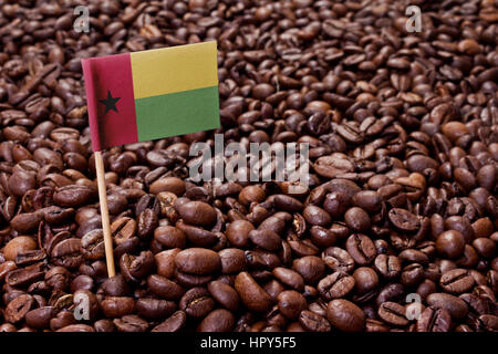 Flagge von Guinea-Bissau kleben in geröstete Kaffeebohnen. (Serie) Stockfoto