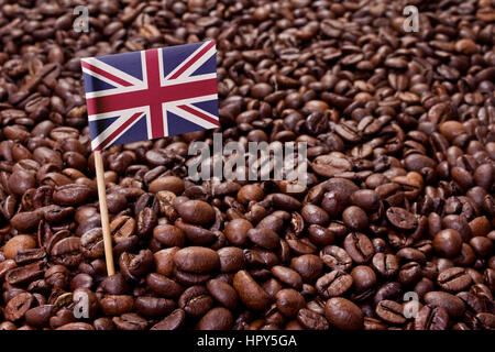 Flagge des Vereinigten Königreichs kleben in geröstete Kaffeebohnen. (Serie) Stockfoto