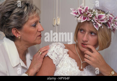ängstliche junge Braut von Reife Frau angesprochen / Mutter Stockfoto