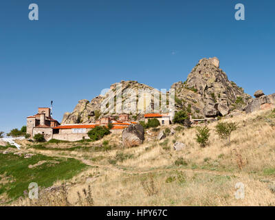 Leider in der Restaurierung Ruhetag Kloster am Berg Zlato (Zlatovrv) außerhalb der Stadt Prilep in Pelagonia, Mazedonien überflüssig macht. Stockfoto