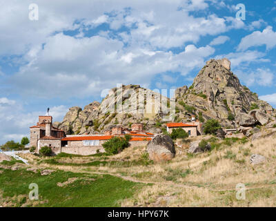 Leider in der Restaurierung Ruhetag Kloster am Berg Zlato (Zlatovrv) außerhalb der Stadt Prilep in Pelagonia, Mazedonien überflüssig macht. Stockfoto