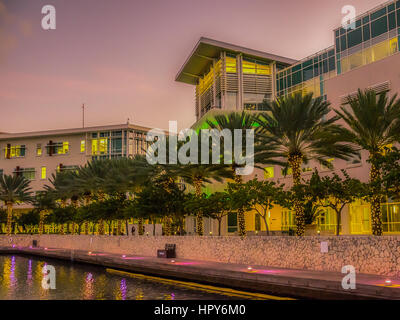 Grand Cayman, Cayman Island, Nov 2016, Blick auf den Halbmond in Camana Bay eine moderne Stadt am Karibikufer in der Abenddämmerung, die für Weihnachten geschmückt ist Stockfoto