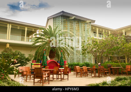 Grand Cayman, Cayman Islands, November 2016, Frau sitzt auf einer Terrasse in der Camana Bay mit weihnachtlichen Dekorationen, in der Karibik Stockfoto