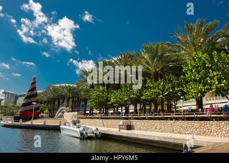 Camana Bay Waterfront durch das Karibische Meer rund um Weihnachten, Grand Cayman, Cayman Islands Stockfoto