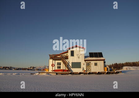 Schöne weiße Hausboot Yellowknife Bay in Great Slave Lake, Yellowknife, Northwest Territories Stockfoto