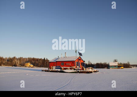 Roten Hausboot Yellowknife Bay in Great Slave Lake, Yellowknife, Northwest Territories Stockfoto