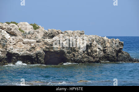 Gezackte vulkanischem Gestein auf Small Island aus Nordostküste der Halbinsel Akamas, Zypern Stockfoto