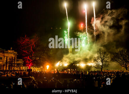 Viking-Re-enactment führen eine Kampfszene vor Cliffords Turm in York während das JORVIK Viking Festival, einer einwöchigen Feier des letzten Wikinger-König in der Stadt, Eric Bloodaxe. Stockfoto