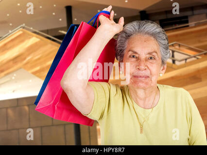 schöne Senior machen einen Einkaufsbummel in einem Einkaufszentrum Stockfoto