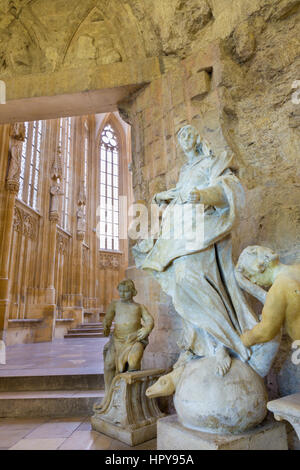 BRATISLAVA, Slowakei - 5. Februar 2014: Barocke Statue der Unbefleckten in gotische St. Johannes der Evangelist Kapelle neben der Franziskanerkirche. Stockfoto