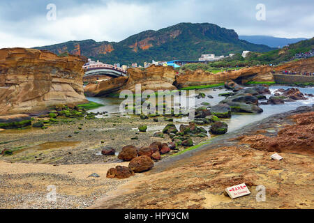 Felsformationen an der Yehliu GeoPark, Teil der Daliao Miaocene Bildung in Wanli in Taiwan Stockfoto