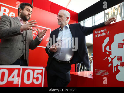 Labour-Chef Jeremy Corbyn (rechts) anhören Aussteller David McColgan aus British Heart Foundation Schottland am dritten Tag von den schottischen Labour-Parteitag in Perth Concert Hall. Stockfoto