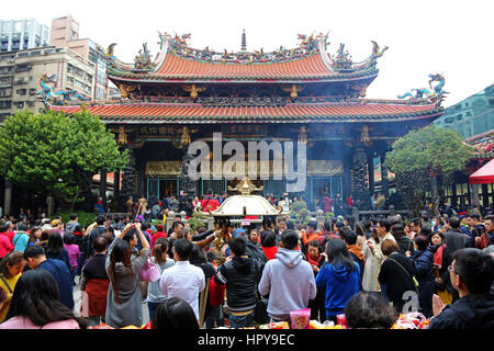 Andrang an der Longshan buddhistische Tempel am chinesischen Neujahrstag in Taipeh, Taiwan. Stockfoto