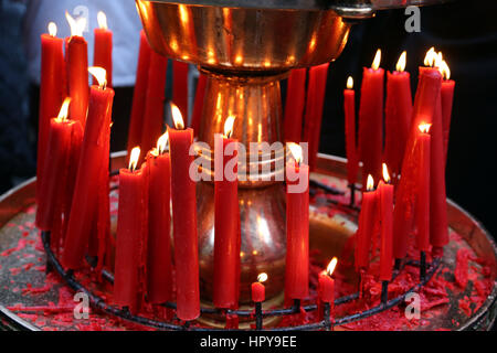 Rote Kerzen brennen im Longshan buddhistischen Tempel an Chinese New Year in Taipeh, Taiwan. Stockfoto
