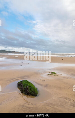 Der Strand von Cayton Bucht in der Nähe von Scarborough, North Yorkshire, England. Blick Richtung Knipe Punkt und Scarborough Schloß. Stockfoto