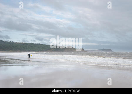 Surfer am Strand von Cayton Bucht in der Nähe von SCarborough, North Yorkshire, England. Stockfoto