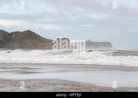 Brechenden Wellen auf den Strand von Cayton Bay, eine beliebte Surf-Strand in der Nähe von Scarborough, North Yorkshire, England. Stockfoto